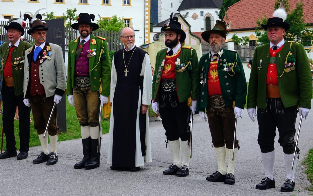 Das Schützenbataillon Petersberg feiert in Stams