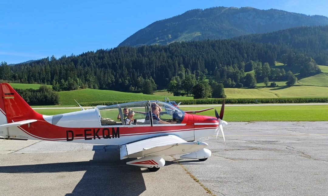 Spektakulärer Rundflug: Piller Jungschützen erleben unvergesslichen Ausflug in St. Johann