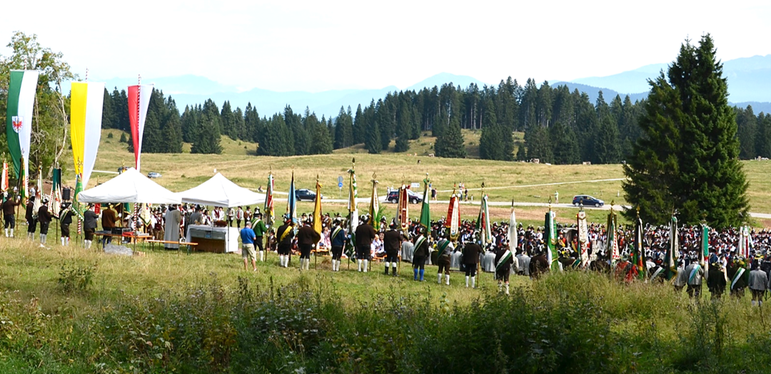 10 Jahres Feier -„An der Front“ Gedenkkreuze