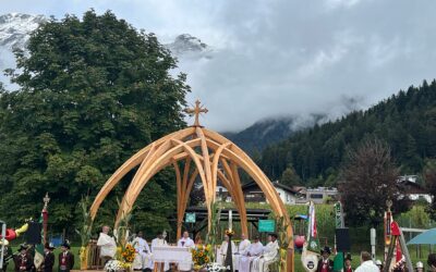 Primizfeier in Fritzens mit Altar aus Bayern